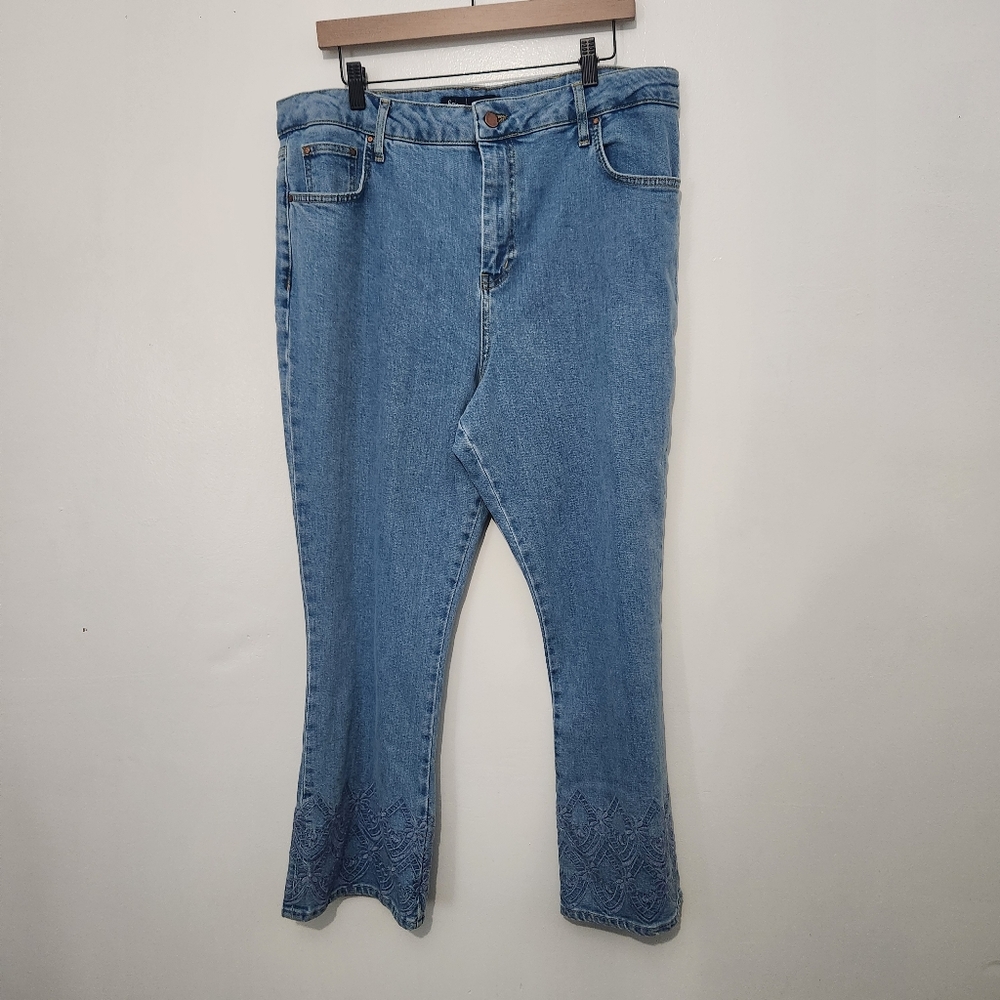 Boden Women’s Size 14R Blue Denim Jeans Flared Leg Embroidered Hem Floral Boho